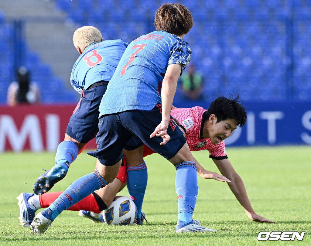  한국이 일본에 패배 수모를 당했다.황선홍 감독이 이끄는 한국 23세 이하(U23) 축구대표팀은 12일 오후 10시(한국시간) 우즈베키스탄 타슈켄트에 위치한 팍타코르 스타디움에서 일본 21세 이하(U21) 대표팀과 '2022 아시아축구연맹(AFC) U23 아시안컵' 8강전을 치러 0-3으로 패했다.전반 한국 이강인이 일본의 태클에 넘어지고 있다. 2022.06.12 /cej@osen.co.kr