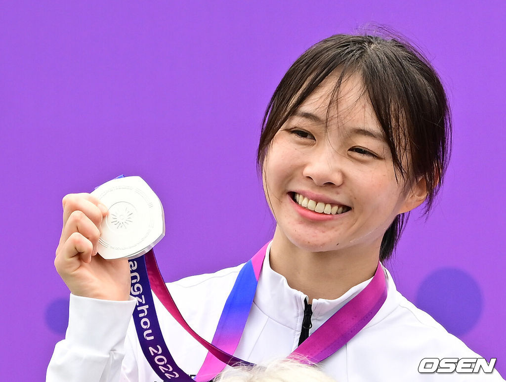 24일 오후 중국 푸양 인후 스포츠센터에서 '제19회 항저우아시안게임' 근대5종 여자개인 결승전 경기가 열렸다. 한국 대표팀 김선우가 은메달을 획득, 시상대에서 미소짓고 있다. 2023.09.24 / ksl0919@osen.co.kr