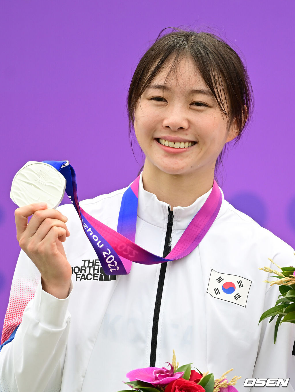 24일 오후 중국 푸양 인후 스포츠센터에서 '제19회 항저우아시안게임' 근대5종 여자개인 결승전 경기가 열렸다. 한국 대표팀 김선우가 은메달을 수상한 뒤 기념촬영을 하고 있다. 2023.09.24 / ksl0919@osen.co.kr