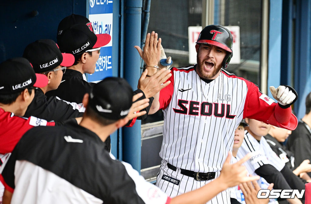 24일 오후 서울 잠실야구장에서 ‘2023 신한은행 SOL KBO리그’ LG 트윈스와 한화 이글스의 경기가 열렸다.4회말 2사에서 LG 오스틴이 중월 솔로포를 날리며 더그아웃에서 코칭스태프와 기뻐하고 있다. 2023.09.24 /jpnews@osen.co.kr