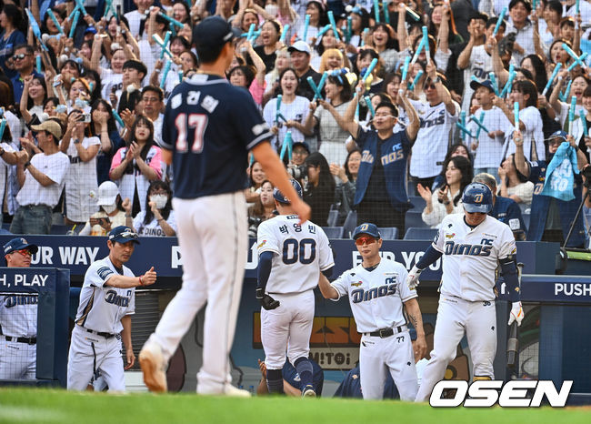 NC 다이노스 강인권 감독이 8회말 2사 1,3루 두산 베어스 홍건희 폭투로 득점을 올린 박영빈과 기쁨을 나누고 있다. 2023.09.24 / foto0307@osen.co.kr