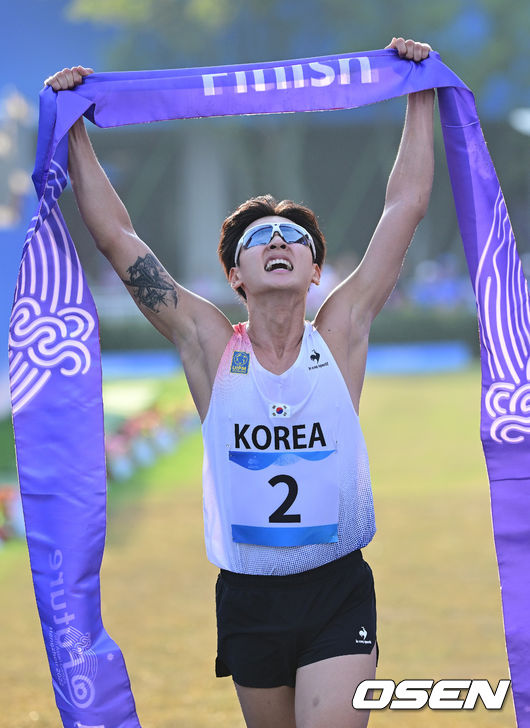 24일 오후 중국 푸양 인후 스포츠센터에서 '제19회 항저우아시안게임' 근대5종 남자 결승전 경기가 열렸다.한국 대표팀 전웅태가 피니시 라인을 통과, 환호하고 있다. 2023.09.24 / ksl0919@osen.co.kr