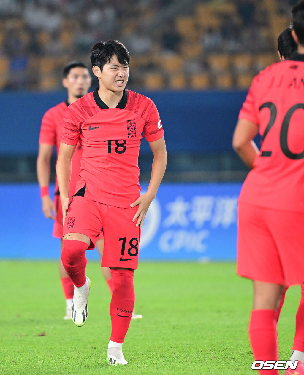 24일 오후(한국시간) 중국 진화 스타디움에서 '제19회 항저우아시아게임' 남자축구 조별리그 E조 3차전 대한민국과 바레인의 경기가 열렸다전반 한국 이강인이 상대 파울에 얼굴을 찡그리고 있다. 2023.09.24 / dreamer@osen.co.kr