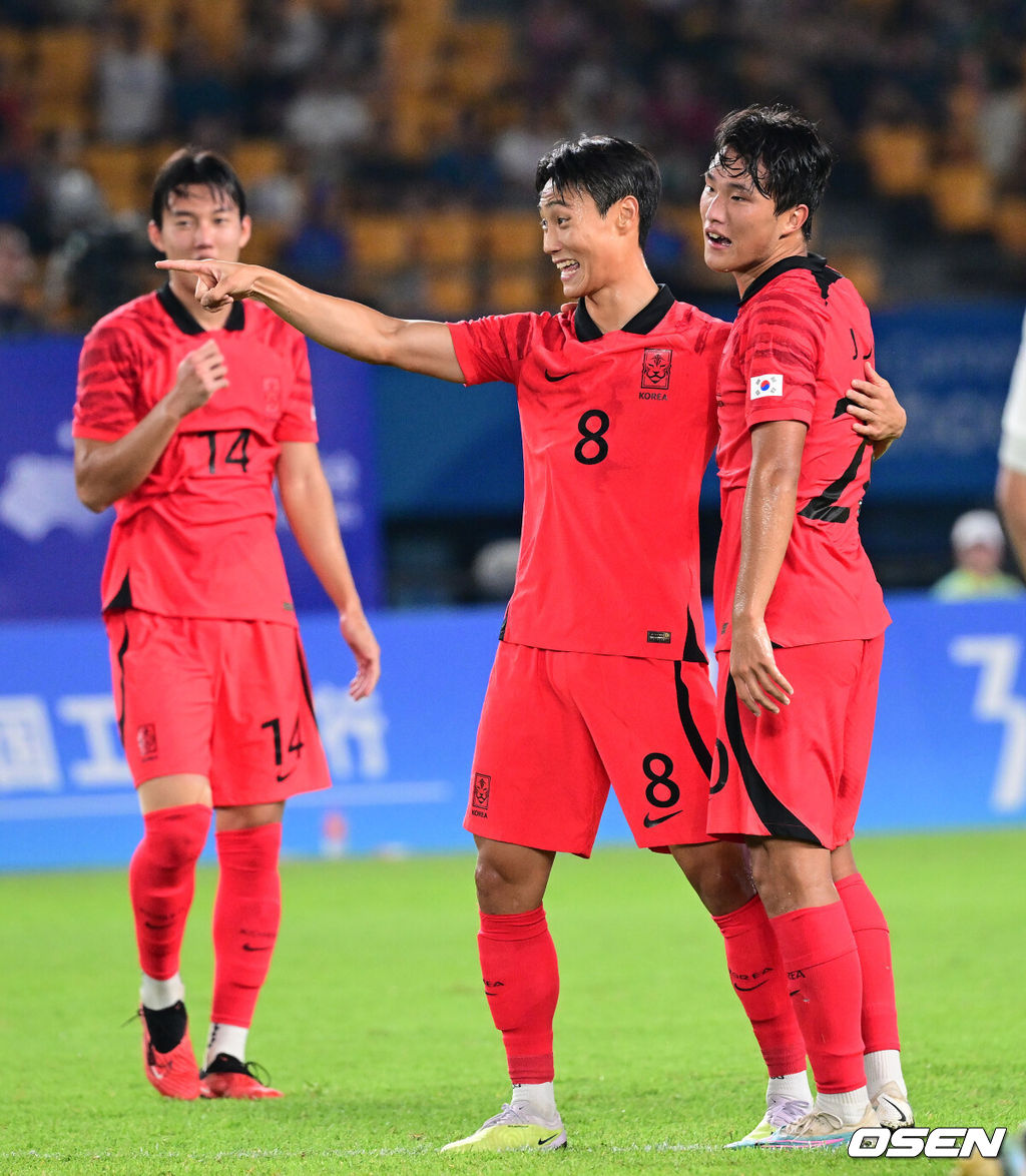 24일 오후(한국시간) 중국 진화 스타디움에서 '제19회 항저우아시아게임' 남자축구 조별리그 E조 3차전 대한민국과 바레인의 경기가 열렸다후반 한국 백승호가 팀 두번째 골을 작렬시킨 뒤 동료들과 기뻐하고 있다. 2023.09.24 / dreamer@osen.co.kr