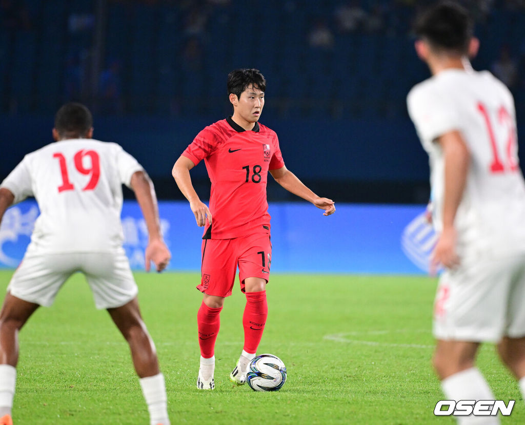 24일 오후(한국시간) 중국 진화 스타디움에서 '제19회 항저우아시아게임' 남자축구 조별리그 E조 3차전 대한민국과 바레인의 경기가 열렸다전반 한국 이강인이 패스할 곳을 찾고 있다. 2023.09.24 / dreamer@osen.co.kr