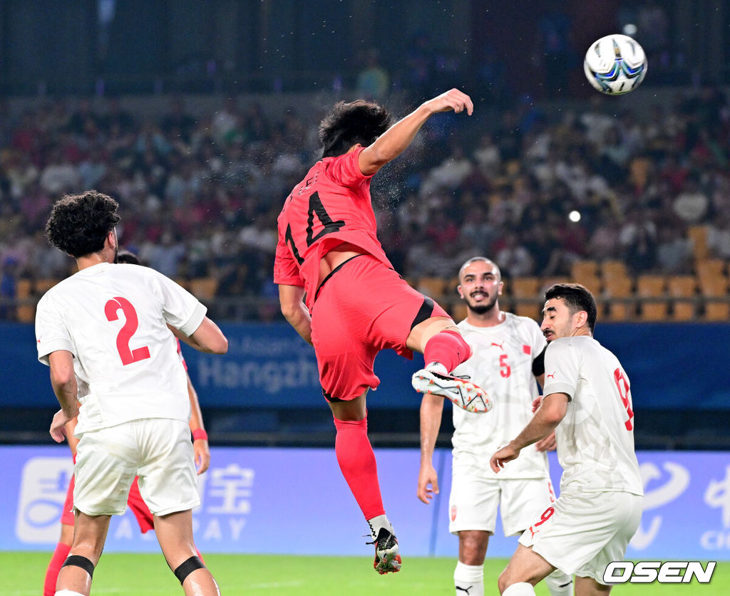 24일 오후(한국시간) 중국 진화 스타디움에서 '제19회 항저우아시아게임' 남자축구 조별리그 E조 3차전 대한민국과 바레인의 경기가 열렸다전반 한국 이한범이 헤더 슈팅을 시도하고 있다. 2023.09.24 / dreamer@osen.co.kr