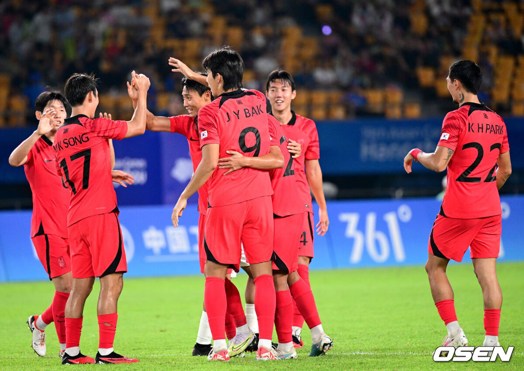 24일 오후(한국시간) 중국 진화 스타디움에서 '제19회 항저우아시아게임' 남자축구 조별리그 E조 3차전 대한민국과 바레인의 경기가 열렸다후반 한국 백승호가 팀 두번째 골을 작렬시킨 뒤 동료들과 기뻐하고 있다. 2023.09.24 / dreamer@osen.co.kr