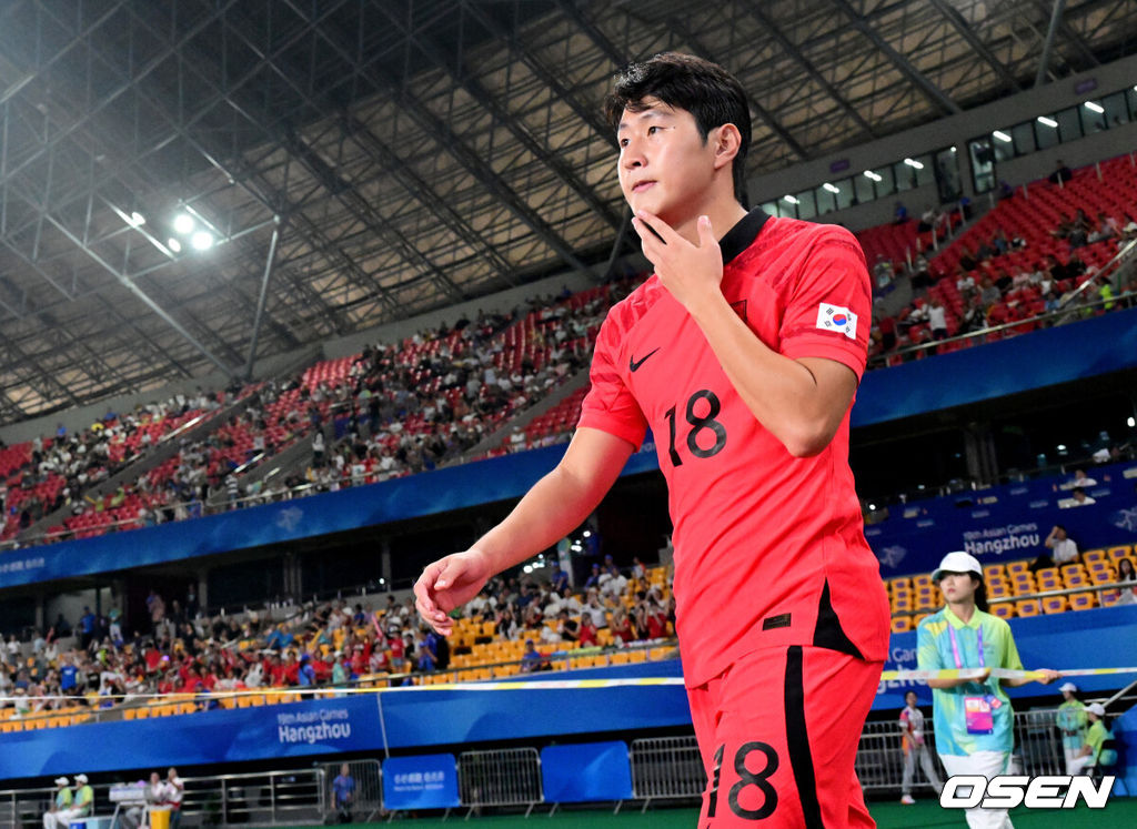 24일 오후(한국시간) 중국 진화 스타디움에서 '제19회 항저우아시아게임' 남자축구 조별리그 E조 3차전 대한민국과 바레인의 경기가 열렸다경기를 앞두고 한국 이강인이 피치로 들어서고 있다. 2023.09.24 / dreamer@osen.co.kr