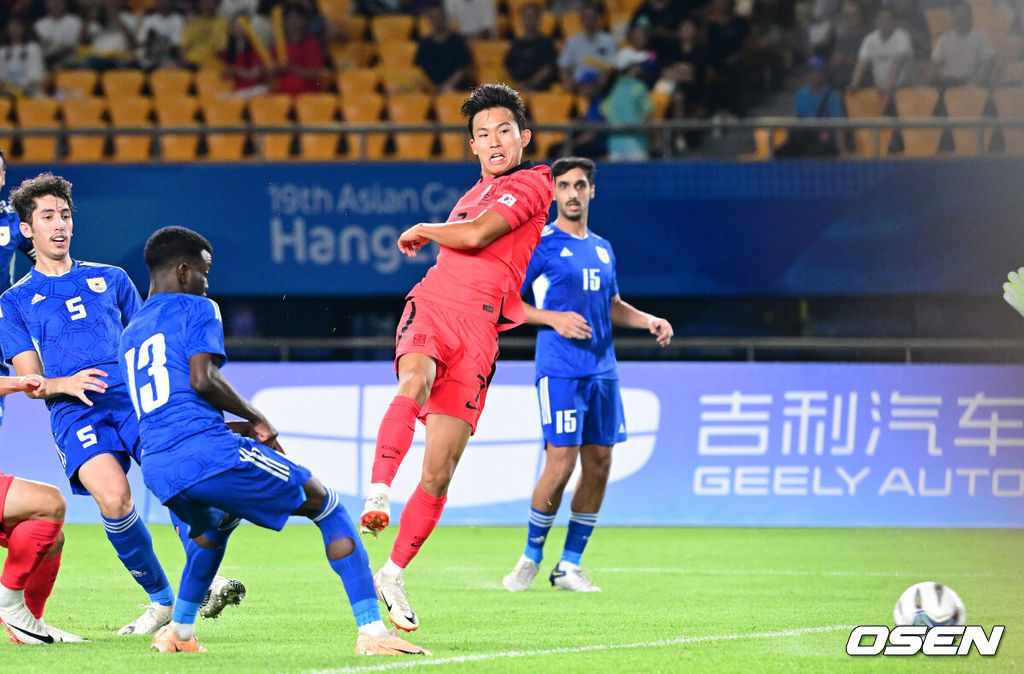 19일 오후 중국 진화 스타디움에서 '제19회 항저우아시아게임' 남자축구 조별리그 E조 1차전 쿠웨이트와 대한민국의 예선 첫 경기가 열렸다.전반 한국 정우영이 선취골을 작렬시키고 있다. 2023.09.19 / dreamer@osen.co.kr