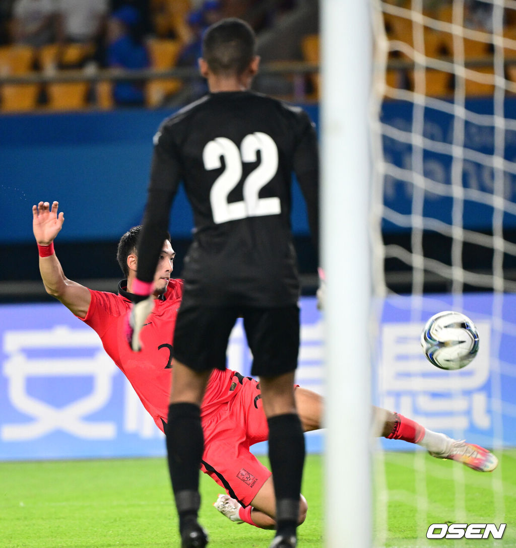 24일 오후(한국시간) 중국 진화 스타디움에서 '제19회 항저우아시아게임' 남자축구 조별리그 E조 3차전 대한민국과 바레인의 경기가 열렸다전반 한국 박규현이 슈팅을 시도하고 있다. 2023.09.24 / dreamer@osen.co.kr