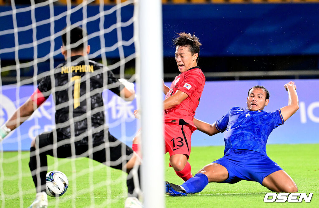 21일 오후 중국 진화 스타디움에서 '제19회 항저우아시아게임' 남자축구 조별리그 E조 2차전 대한민국과 태국의 경기가 열린다.전반 한국 고영준이 슈팅을 시도하고 있다. 2023.09.21 / dreamer@osen.co.kr