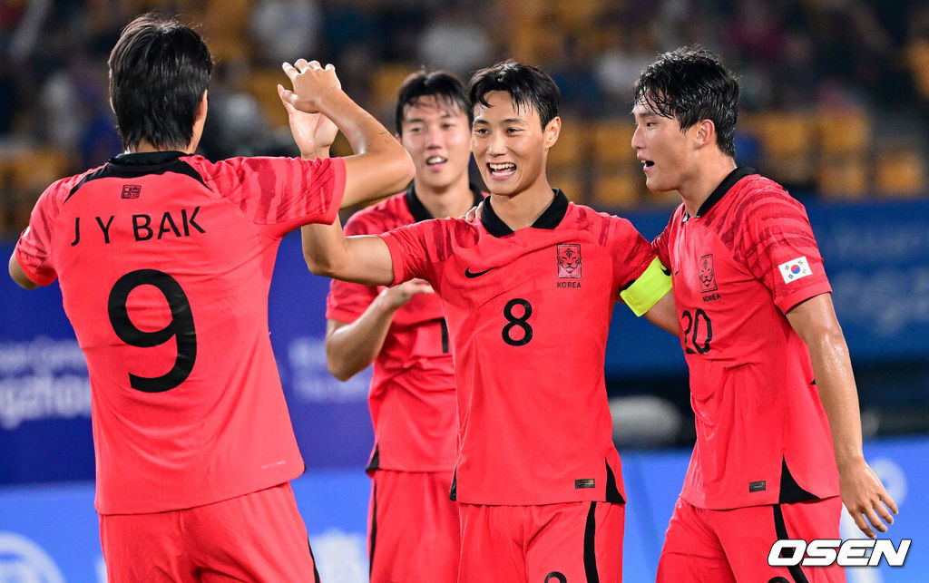 24일 오후(한국시간) 중국 진화 스타디움에서 '제19회 항저우아시아게임' 남자축구 조별리그 E조 3차전 대한민국과 바레인의 경기가 열렸다후반 한국 백승호가 팀 두번째 골을 작렬시킨 뒤 동료들과 기뻐하고 있다. 2023.09.24 / dreamer@osen.co.kr