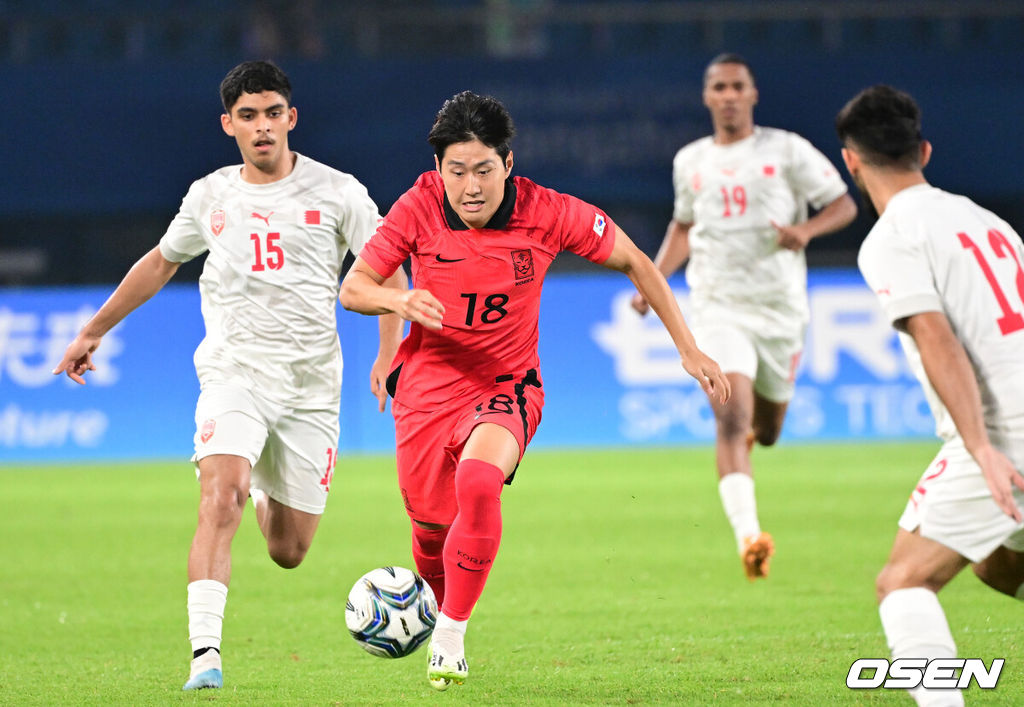 24일 오후(한국시간) 중국 진화 스타디움에서 '제19회 항저우아시아게임' 남자축구 조별리그 E조 3차전 대한민국과 바레인의 경기가 열렸다전반 한국 이강인이 돌파를 펼치고 있다. 2023.09.24 / dreamer@osen.co.kr