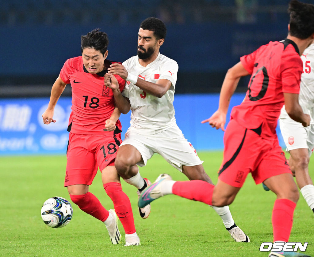 24일 오후(한국시간) 중국 진화 스타디움에서 '제19회 항저우아시아게임' 남자축구 조별리그 E조 3차전 대한민국과 바레인의 경기가 열렸다전반 한국 이강인이 바레인과 몸싸움을 벌이고 있다. 2023.09.24 / dreamer@osen.co.kr