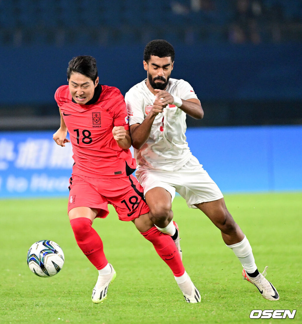 24일 오후(한국시간) 중국 진화 스타디움에서 '제19회 항저우아시아게임' 남자축구 조별리그 E조 3차전 대한민국과 바레인의 경기가 열렸다전반 한국 이강인이 바레인과 몸싸움을 벌이고 있다. 2023.09.24 / dreamer@osen.co.kr