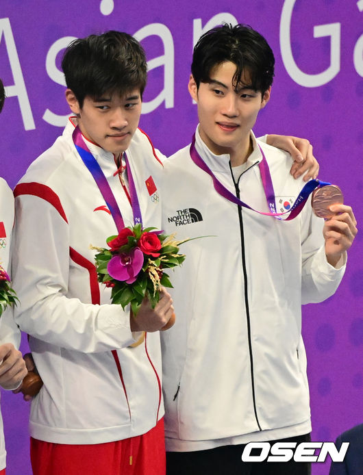 한국 대표팀 황선우가 동메달을 획득, 금메달을 획득한 중국 판잔러와 이야기를 나누고 있다. 2023.09.24 / ksl0919@osen.co.kr