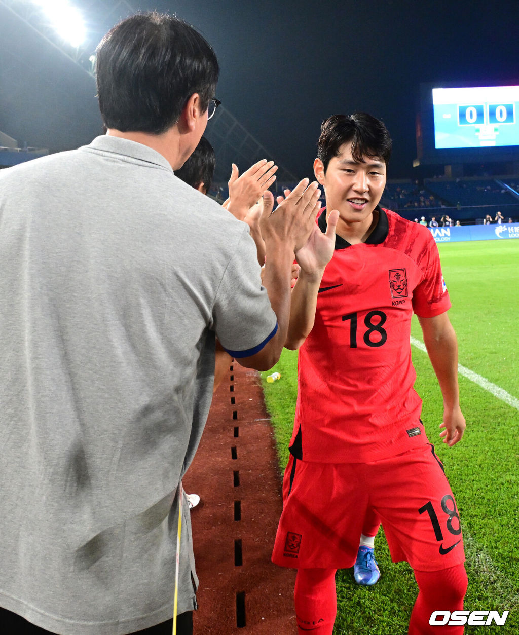 24일 오후(한국시간) 중국 진화 스타디움에서 '제19회 항저우아시아게임' 남자축구 조별리그 E조 3차전 대한민국과 바레인의 경기가 열렸다선발 출장하는 한국 이강인이 황선홍 감독과 인사를 나누고 있다. 2023.09.24 / dreamer@osen.co.kr