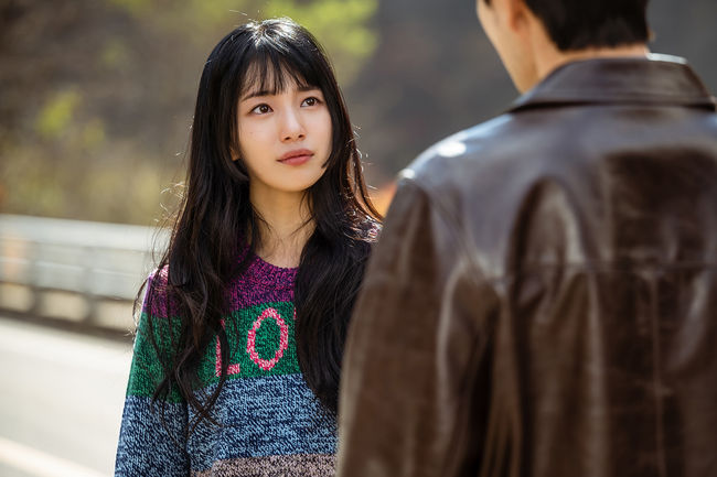 DOONA! (L to R) Bae Suzy as Lee Doona, Lee Jin-uk as Park In-wook in DOONA! Cr. Kim Seung-wan/Netflix © 2023