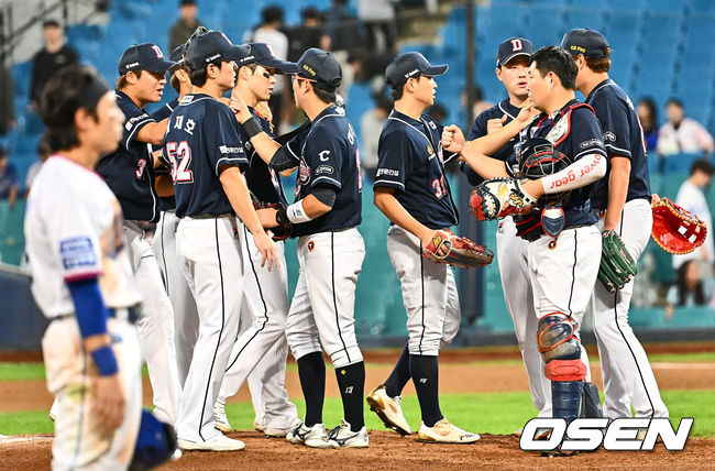 두산 베어스 선수들이 삼성 라이온즈에 3-1로 승리한 후 하이파이브를 하고 있다. 2023.09.22 / foto0307@osen.co.kr