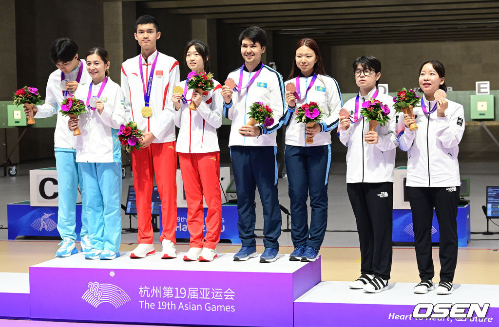 26일 오후 중국 푸양 인후 스포츠센터에서 '제19회 항저우아시안게임' 사격 10ｍ 공기소총 혼성 대한민국과 인도의 동메달 결정전 경기가 열렸다. 한국 대표팀 박하준, 이은서가 시상대에서 기뻐하고 있다. 2023.09.26 / ksl0919@osen.co.kr