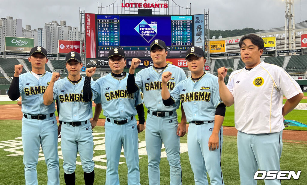 14일 오후 부산 사직야구장에서 2023 신한은행 SOL KBO 퓨처스 올스타전이 열렸다.경기에 앞서 상무 선수들이 기념촬영을 하고 있다. 2023.07.14