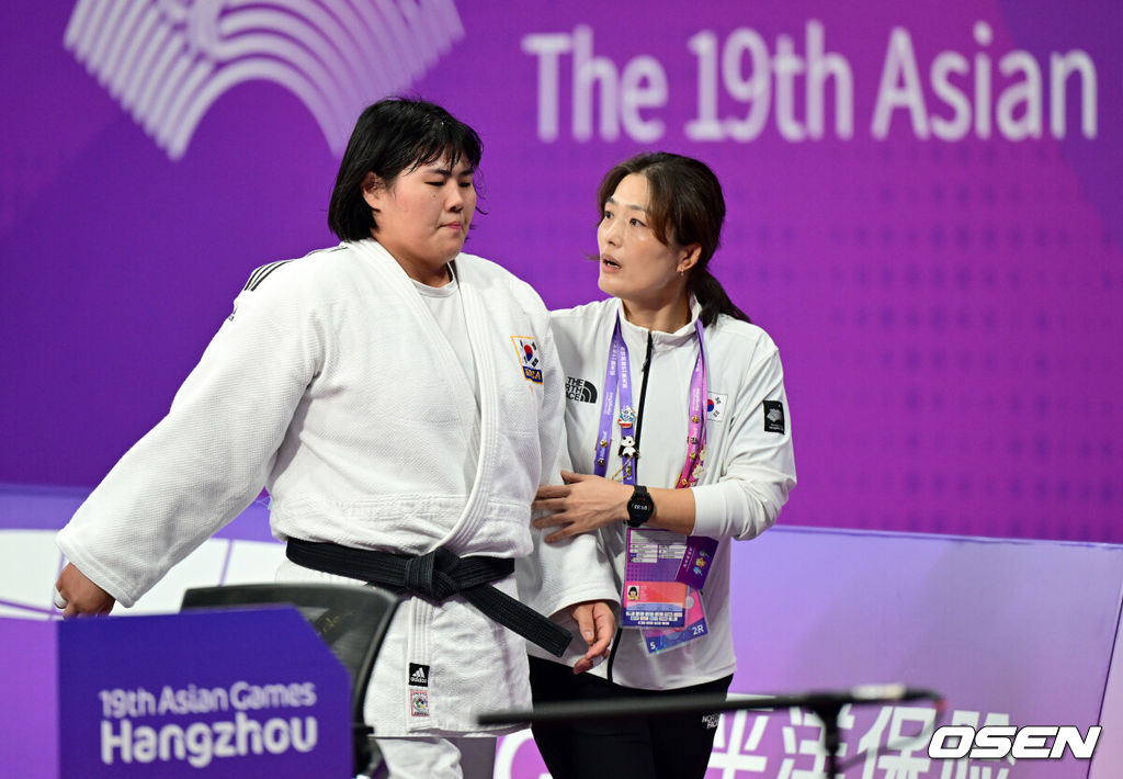 26일 중국 항저우 샤오샨 린푸 체육관에서 ‘2022 항저우 아시안게임’ 유도 여자 +78kg급 준결승전이 열렸다.승리한 한국 김하윤이 경기장을 나서며 김미정 감독과 대화를 나누고 있다. 2023.09.26 / dreamer@osen.co.kr