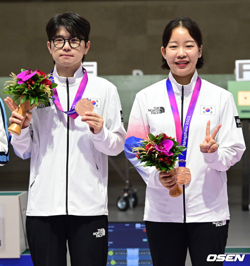 25일 오후 중국 푸양 인후 스포츠센터에서 '제19회 항저우아시안게임' 사격 10ｍ 공기소총 혼성 대한민국과 인도의 동메달 결정전 경기가 열렸다. 한국 대표팀 박하준, 이은서가 시상대에서 기뻐하고 있다. 2023.09.25 / ksl0919@osen.co.kr