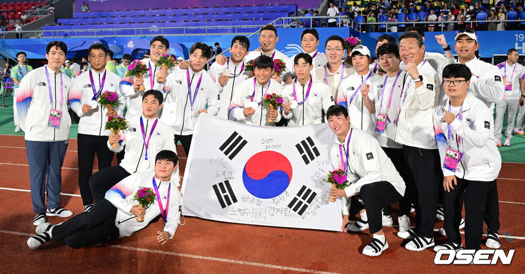 26일 오후(한국시간) 중국 항저우 항저우사범대 창첸 캠퍼스 경기장에서 열린 ‘2022 항저우 아시안게임’ 7인제 럭비 결승 대한민국과 홍콩의 경기, 한국이 7-14로 패하며 은메달을 차지했다.시상식을 마치고 은메달을 거머쥔 한국 남자 7인제 럭비 선수단과 최윤 아시안게임 선수단장을 비롯한 관계자들이 기념촬영을 하고 있다. 2023.09.26 / dreamer@osen.co.kr