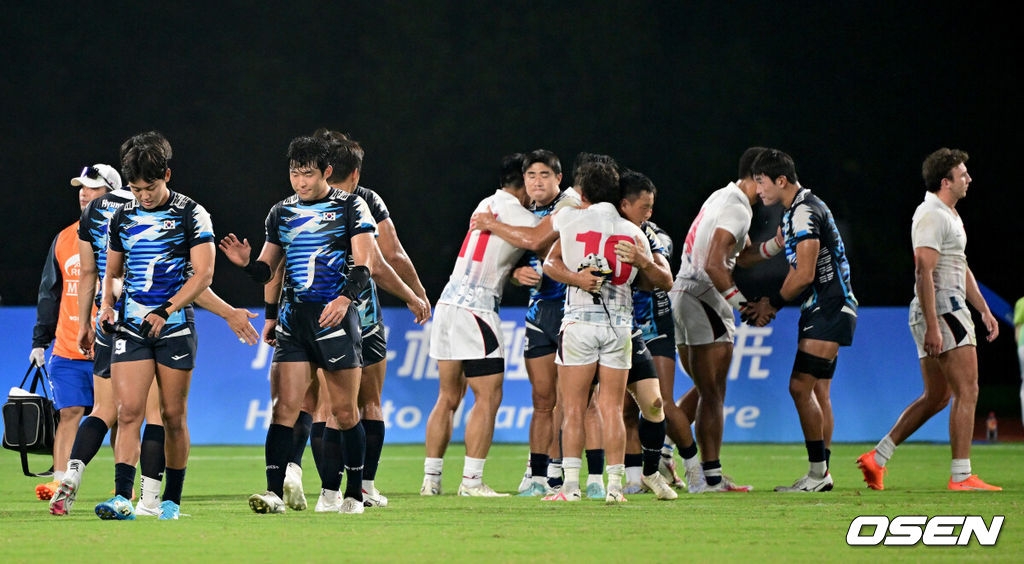 26일 오후(한국시간) 중국 항저우 항저우사범대 창첸 캠퍼스 경기장에서 ‘2022 항저우 아시안게임’ 7인제 럭비 결승 대한민국과 홍콩의 경기가 열렸다.경기를 마치고 양 팀 선수들이 인사 나누고 있다. 2023.09.26 / dreamer@osen.co.kr