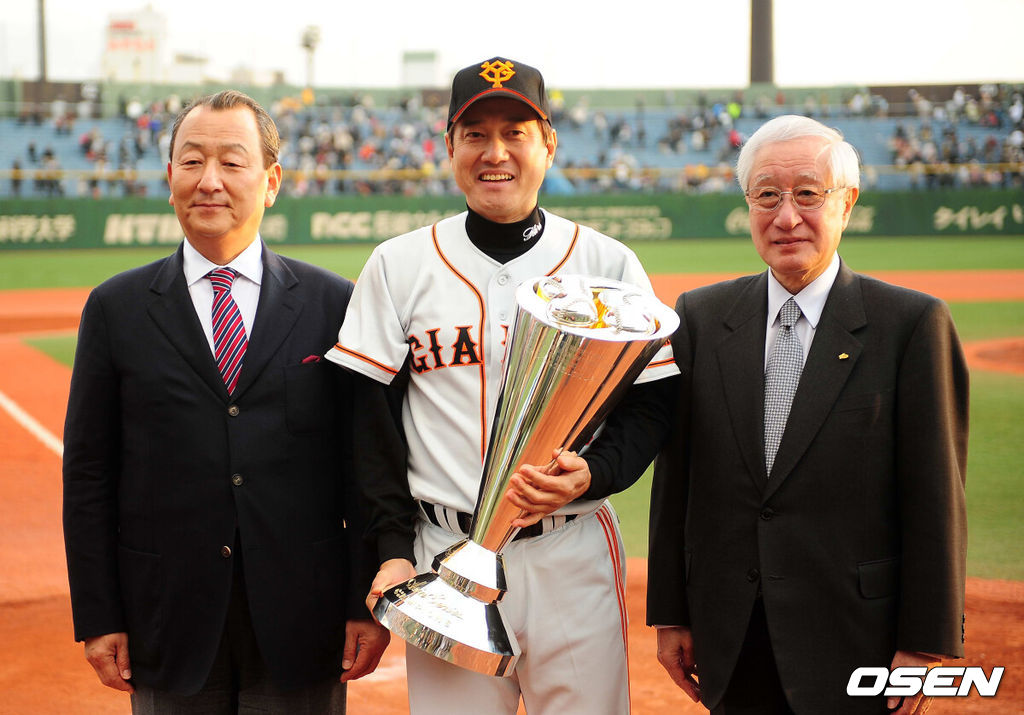 2009 한·일 클럽챔피언십 KBO 유영구 총재, 요미우리 하라 감독, NPB 료조 카토 총재.(사진 왼쪽부터) / OSEN DB