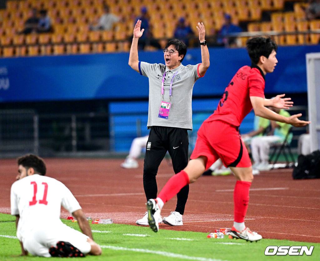 24일 오후(한국시간) 중국 진화 스타디움에서 '제19회 항저우아시아게임' 남자축구 조별리그 E조 3차전 대한민국과 바레인의 경기가 열렸다.후반 한국 황선홍 감독이 바레인의 거친 수비에도 경기가 진행되자 불만을 드러내고 있다. 2023.09.24 / dreamer@osen.co.kr