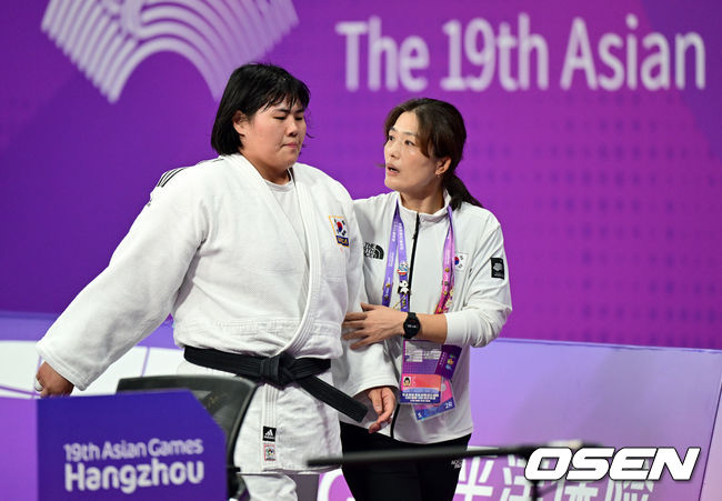 승리한 한국 김하윤이 경기장을 나서며 김미정 감독과 대화를 나누고 있다. 2023.09.26 / dreamer@osen.co.kr