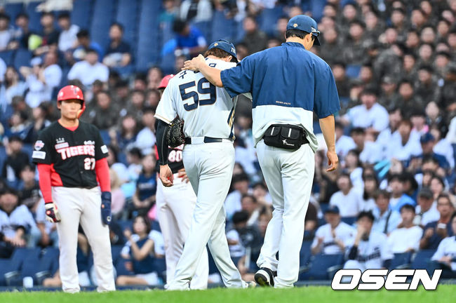 NC 다이노스 구창모가 8회초 1사 1,2루 KIA 타이거즈 김도영 타석때 팔 이상을 호소하며 교체되고 있다. 2023.09.27 / foto0307@osen.co.kr