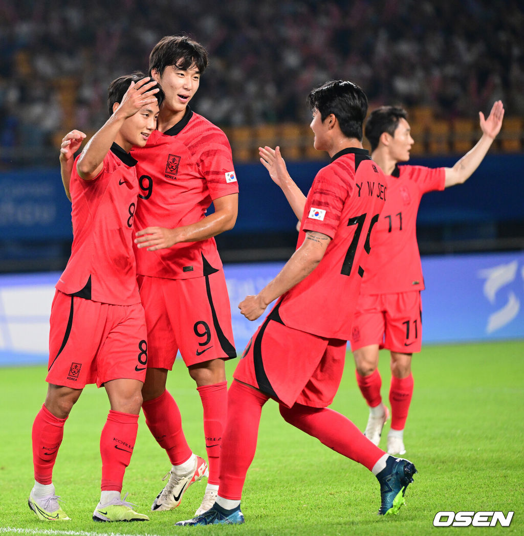 27일 오후 중국 진화 스포츠센터 스타디움에서 '제19회 항저우아시아게임' 남자축구 16강전 대한민국과 키르기스스탄의 경기가 열렸다.전반 한국 백승호가 패널티킥 선제골을 작렬시킨 뒤 기뻐하고 있다. 2023.09.27 / dreamer@osen.co.kr