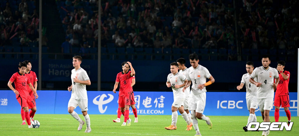 27일 오후 중국 진화 스포츠센터 스타디움에서 '제19회 항저우아시아게임' 남자축구 16강전 대한민국과 키르기스스탄의 경기가 열렸다.전반 키르키스스탄에게 골을 내준 한국 수비진이 아쉬워하고 있다. 2023.09.27 / dreamer@osen.co.kr