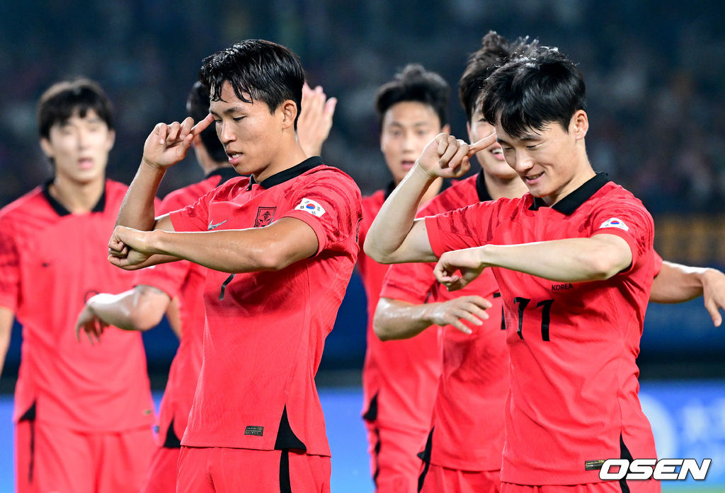 27일 오후 중국 진화 스포츠센터 스타디움에서 '제19회 항저우아시아게임' 남자축구 16강전 대한민국과 키르기스스탄의 경기가 열렸다.전반 한국 정우영이 팀 두번째 골을 작렬시킨 뒤 엄원상과 세리머니를 하고 있다. 2023.09.27 / dreamer@osen.co.kr