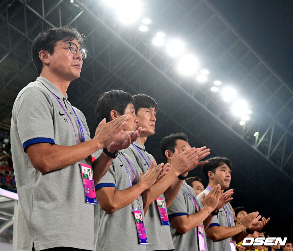 27일 오후 중국 진화 스포츠센터 스타디움에서 '제19회 항저우아시아게임' 남자축구 16강전 대한민국과 키르기스스탄의 경기가 열렸다.경기 시작을 앞두고 한국 황선홍 감독을 비롯한 코칭스태프와 선수들이 박수 치고 있다. 2023.09.27 / dreamer@osen.co.kr