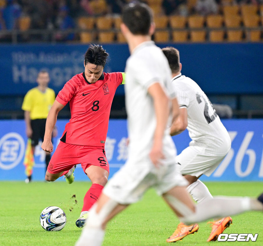 27일 오후 중국 진화 스포츠센터 스타디움에서 '제19회 항저우아시아게임' 남자축구 16강전 대한민국과 키르기스스탄의 경기가 열렸다.후반 한국 백승호가 슈팅을 시도하고 있다. 2023.09.27 / dreamer@osen.co.kr