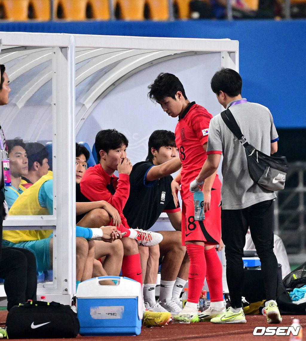 27일 오후 중국 진화 스포츠센터 스타디움에서 '제19회 항저우아시아게임' 남자축구 16강전 대한민국과 키르기스스탄의 경기가 열렸다.후반 한국 이강인이 교체되며 벤치 선수들과 인사를 나누고 있다. 2023.09.27 / dreamer@osen.co.kr