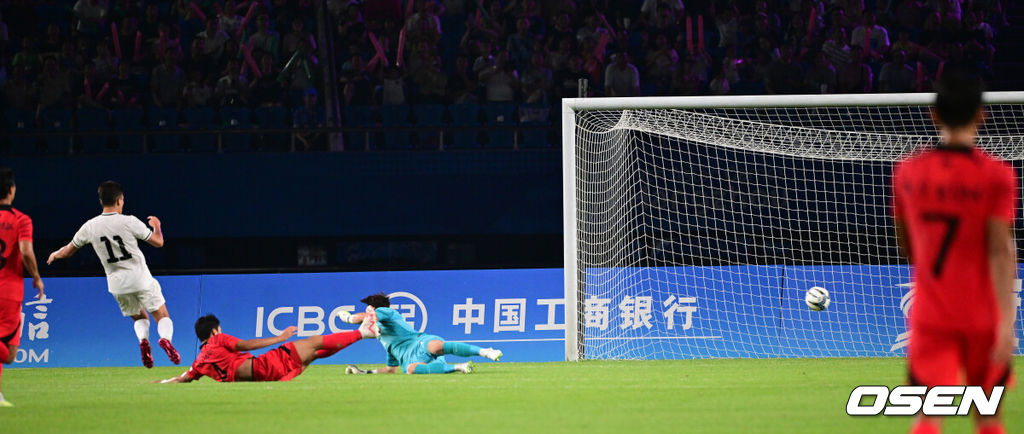 27일 오후 중국 진화 스포츠센터 스타디움에서 '제19회 항저우아시아게임' 남자축구 16강전 대한민국과 키르기스스탄의 경기가 열렸다.전반 키르키스스탄에게 골을 허용하고 있다. 2023.09.27 / dreamer@osen.co.kr