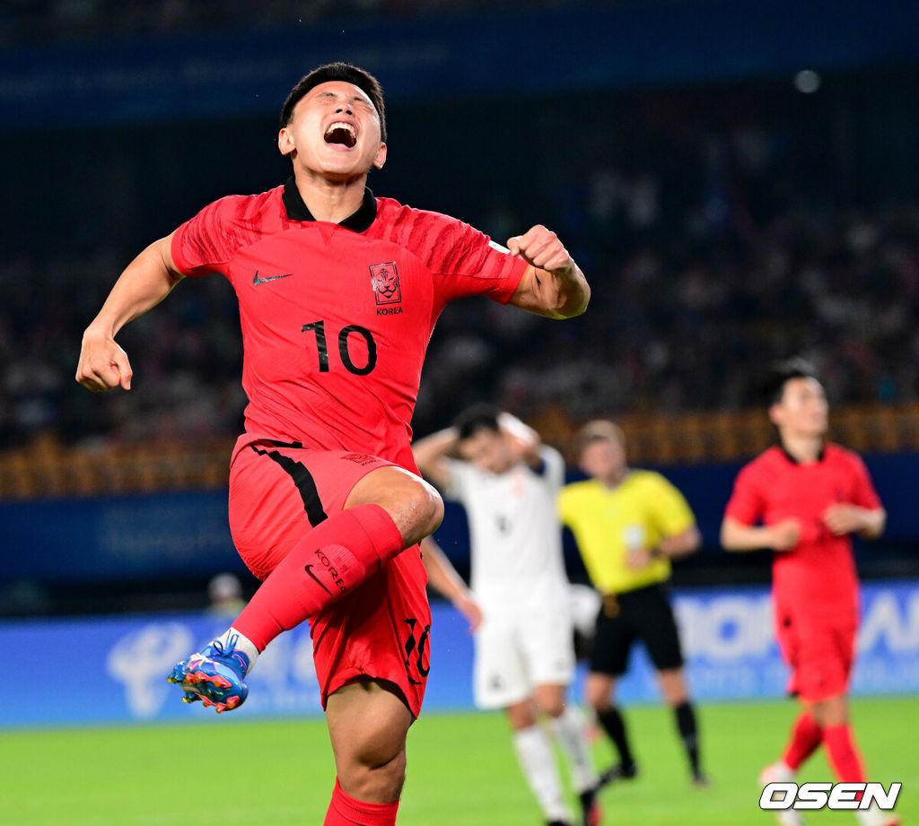 27일 오후 중국 진화 스포츠센터 스타디움에서 '제19회 항저우아시아게임' 남자축구 16강전 대한민국과 키르기스스탄의 경기가 열렸다.후반 한국 조영욱이 팀 네번째 골을 작렬시킨 뒤 기뻐하고 있다. 2023.09.27 / dreamer@osen.co.kr