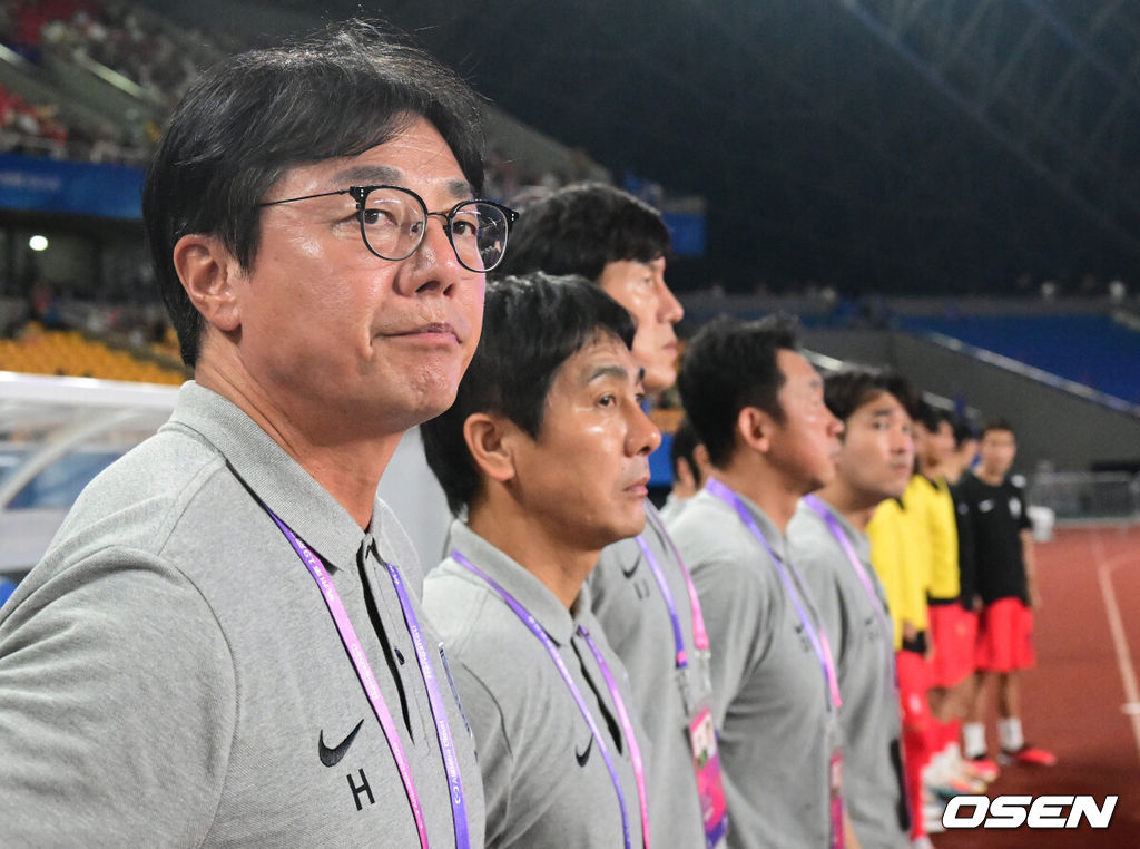 27일 오후 중국 진화 스포츠센터 스타디움에서 '제19회 항저우아시아게임' 남자축구 16강전 대한민국과 키르기스스탄의 경기가 열렸다.경기 시작을 앞두고 한국 황선홍 감독이 피치를 바라보고 있다. 2023.09.27 / dreamer@osen.co.kr