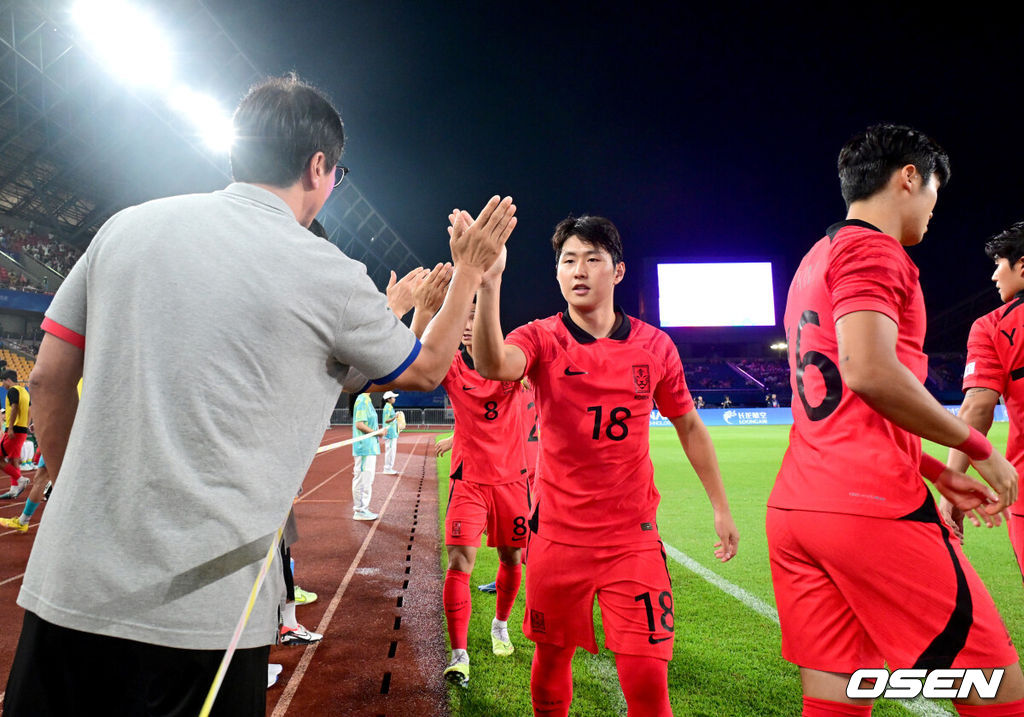 27일 오후 중국 진화 스포츠센터 스타디움에서 '제19회 항저우아시아게임' 남자축구 16강전 대한민국과 키르기스스탄의 경기가 열렸다.경기를 앞두고 한국 이강인과 황선홍 감독이 하이파이브를 나누고 있다. 2023.09.27 / dreamer@osen.co.kr