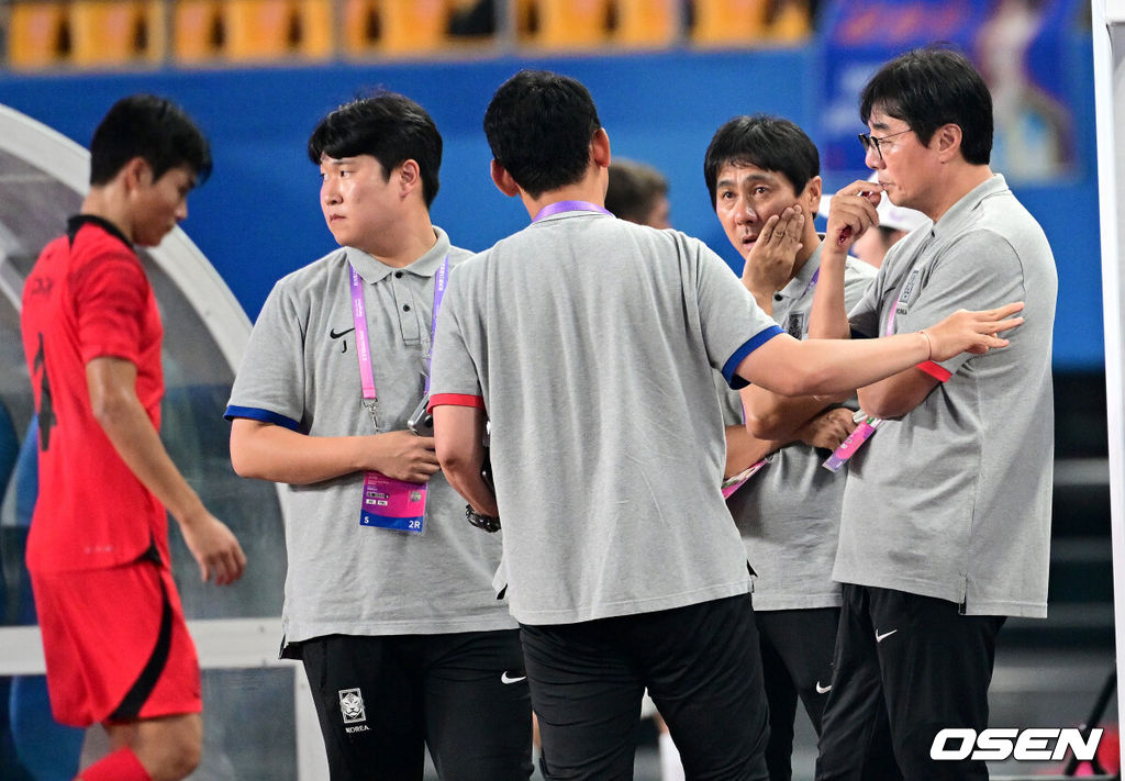 27일 오후 중국 진화 스포츠센터 스타디움에서 '제19회 항저우아시아게임' 남자축구 16강전 대한민국과 키르기스스탄의 경기가 열렸다.전반을 마친 한국 황선홍 감독과 코칭스태프가 대화를 나누고 있다. 2023.09.27 / dreamer@osen.co.kr