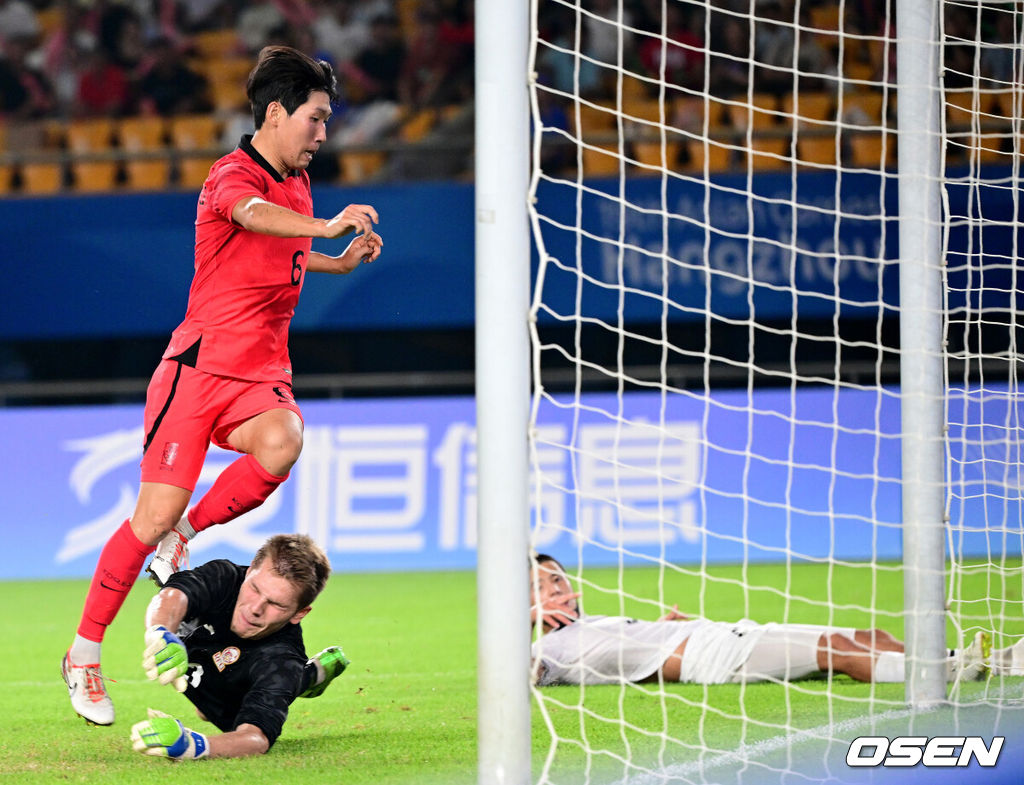 27일 오후 중국 진화 스포츠센터 스타디움에서 '제19회 항저우아시아게임' 남자축구 16강전 대한민국과 키르기스스탄의 경기가 열렸다.후반 한국 홍현석이 팀 다섯번째 골을 작렬시키고 있다. 2023.09.27 / dreamer@osen.co.kr