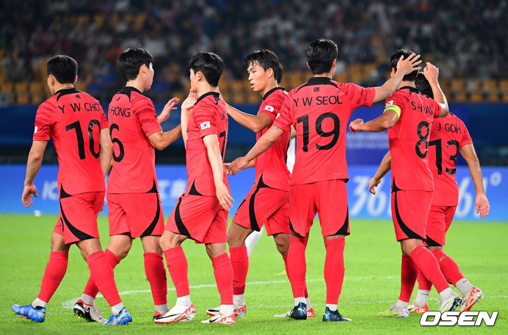 27일 오후 중국 진화 스포츠센터 스타디움에서 '제19회 항저우아시아게임' 남자축구 16강전 대한민국과 키르기스스탄의 경기가 열렸다.후반 한국 정우영이 페널티킥으로 팀 세번째 골을 작렬시킨 뒤 동료들과 기뻐하고 있다. 2023.09.27 / dreamer@osen.co.kr