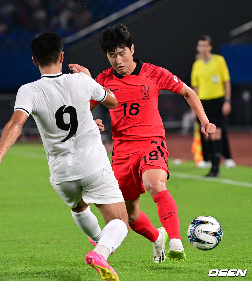 27일 오후 중국 진화 스포츠센터 스타디움에서 '제19회 항저우아시아게임' 남자축구 16강전 대한민국과 키르기스스탄의 경기가 열렸다.전반 한국 이강인이 패스를 하고 있다. 2023.09.27 / dreamer@osen.co.kr