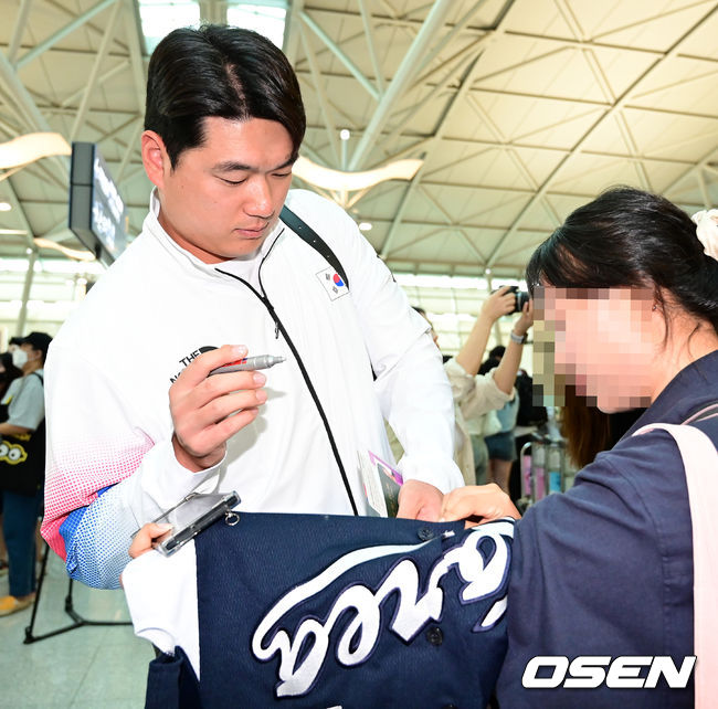 류중일 감독이 이끄는 항저우 아시안게임 한국 야구대표팀이 28일 오전 인천국제공항을 통해 중국 항저우로 출국했다. 대표팀 나균안이 출국장을 향하며 팬들에게 사인을 해주고 있다. 2023.09.28 /jpnews@osen.co.kr