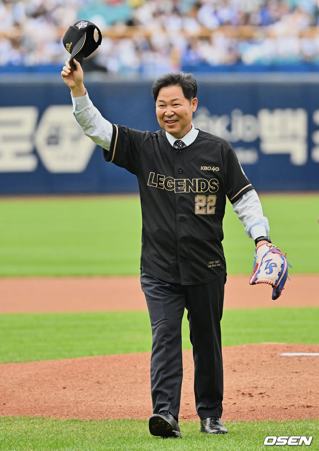 KBO 40주년 레전드 이만수 전 감독이 시구를 마치고 팬들에게 인사를 하고 있다. 2022.07.30 / foto0307@osen.co.kr