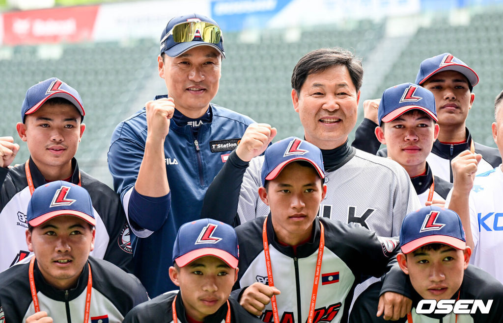 22일 오후 서울 잠실야구장에서 ‘2023 신한은행 SOL KBO리그’ 두산 베어스와 KT 위즈의 경기가 열린다.경기에 앞서 이만수(65) 전 SK 감독이 이끄는 라오스 야구 국가대표이  경기장을 찾았다.두산 이승엽 감독과 라오스 대표팀 이만수 감독이 포즈를 취하고 있다. 2023.04.22 /cej@osen.co.kr